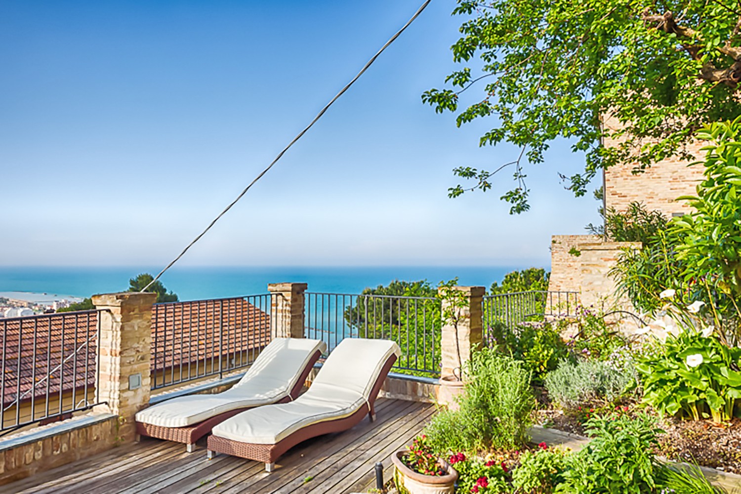 Holiday home with rooftop terrace and sea view
