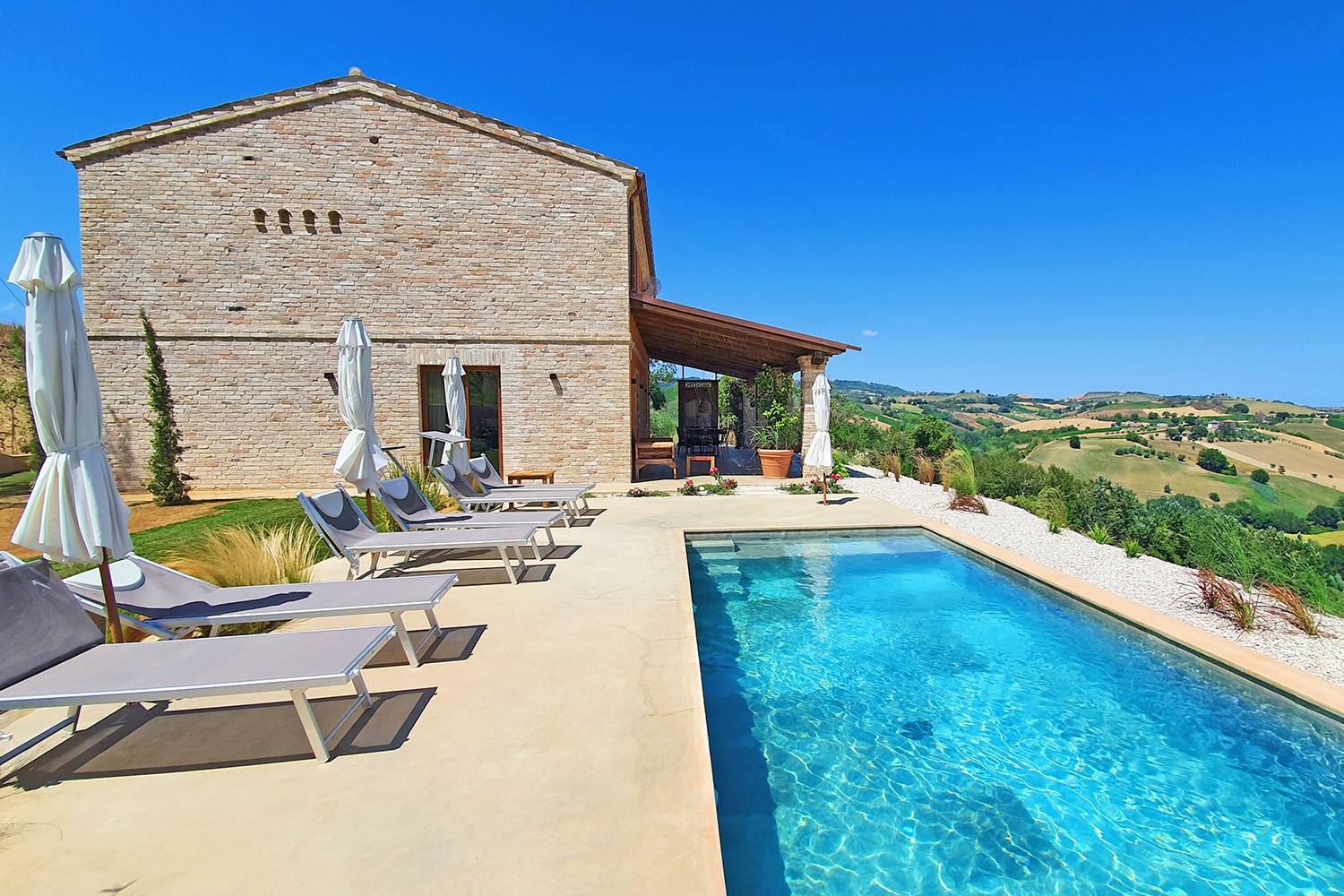 Luxury holiday villa among the vineyards