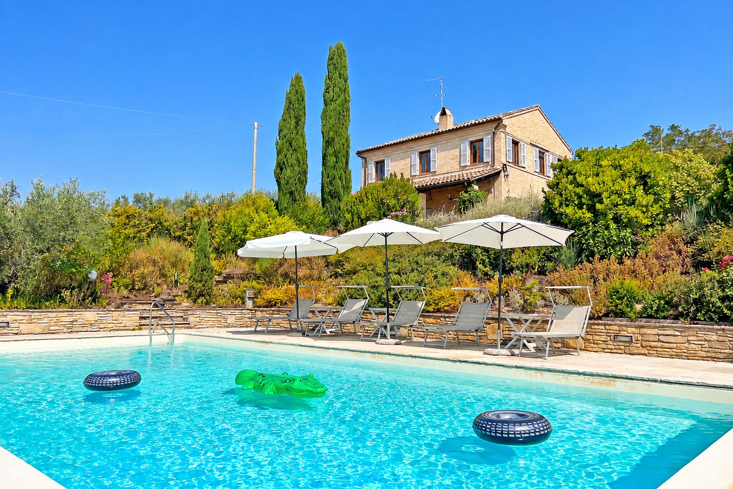 Authentic villa with infinity pool in Le Marche
