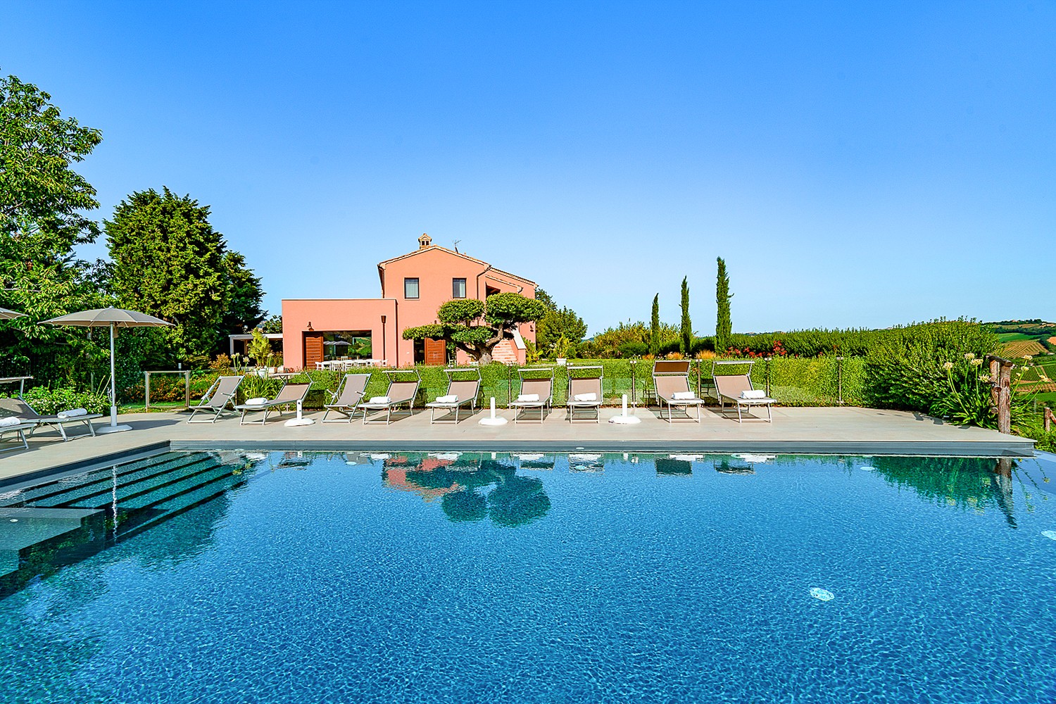 Luxuriöse Designvilla mit privatem Pool und panoramischer Lage