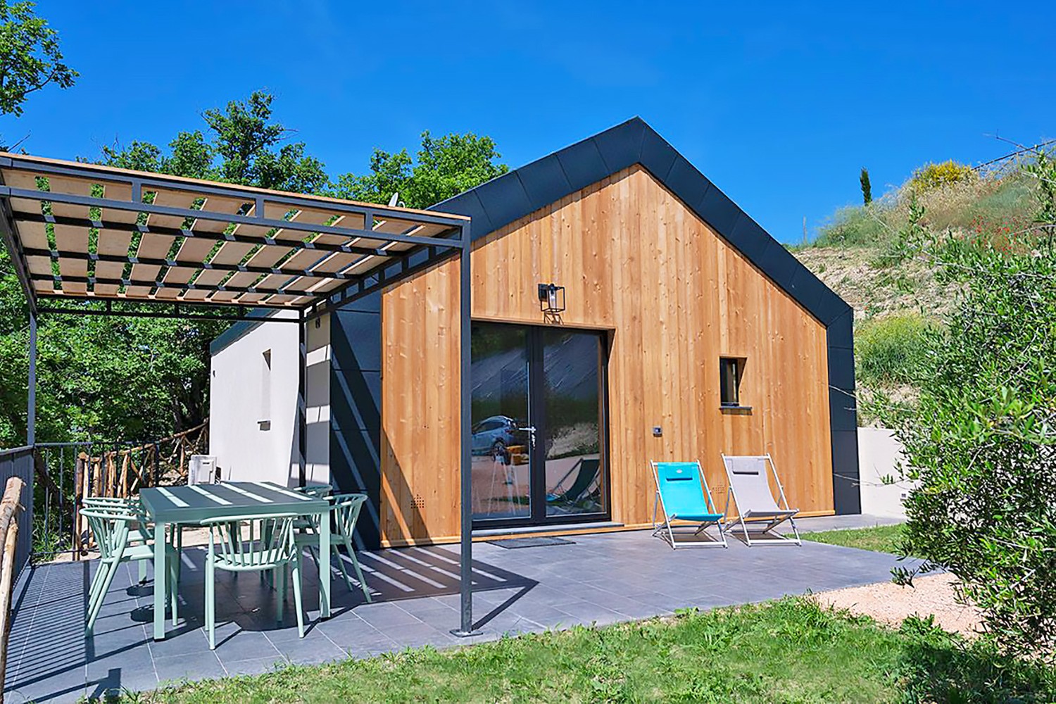 Stilvoll renoviertes Landhaus mit 2 Apartments und 2 freistehenden Ferienhäusern