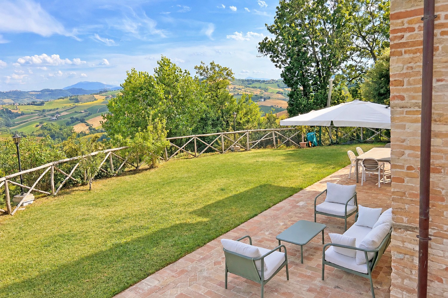 Beautiful country house with pool in an idyllic location