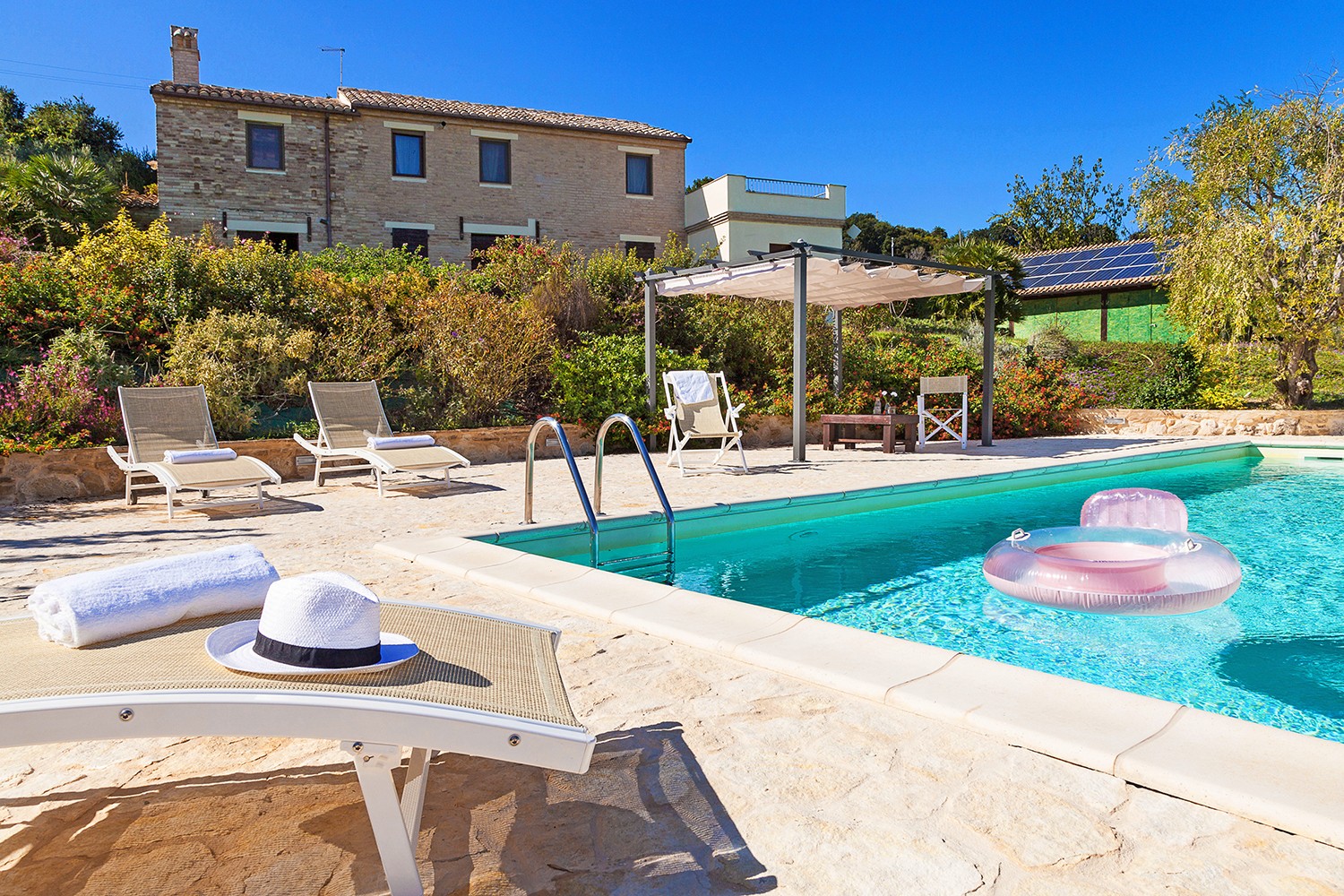 Authentic Italian holiday home with pool and sea view