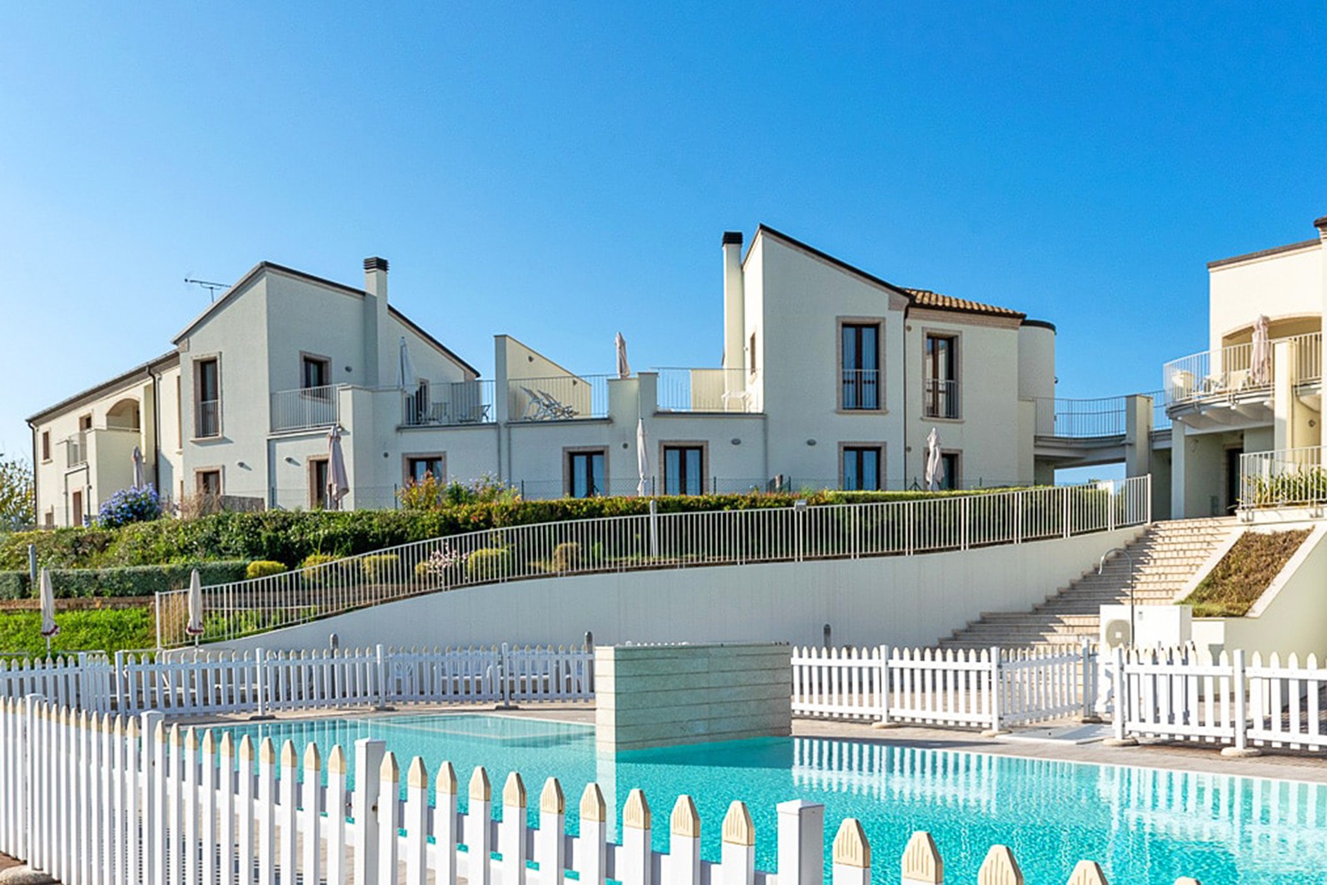 Child-friendly holiday resort near the beach with 10 apartments