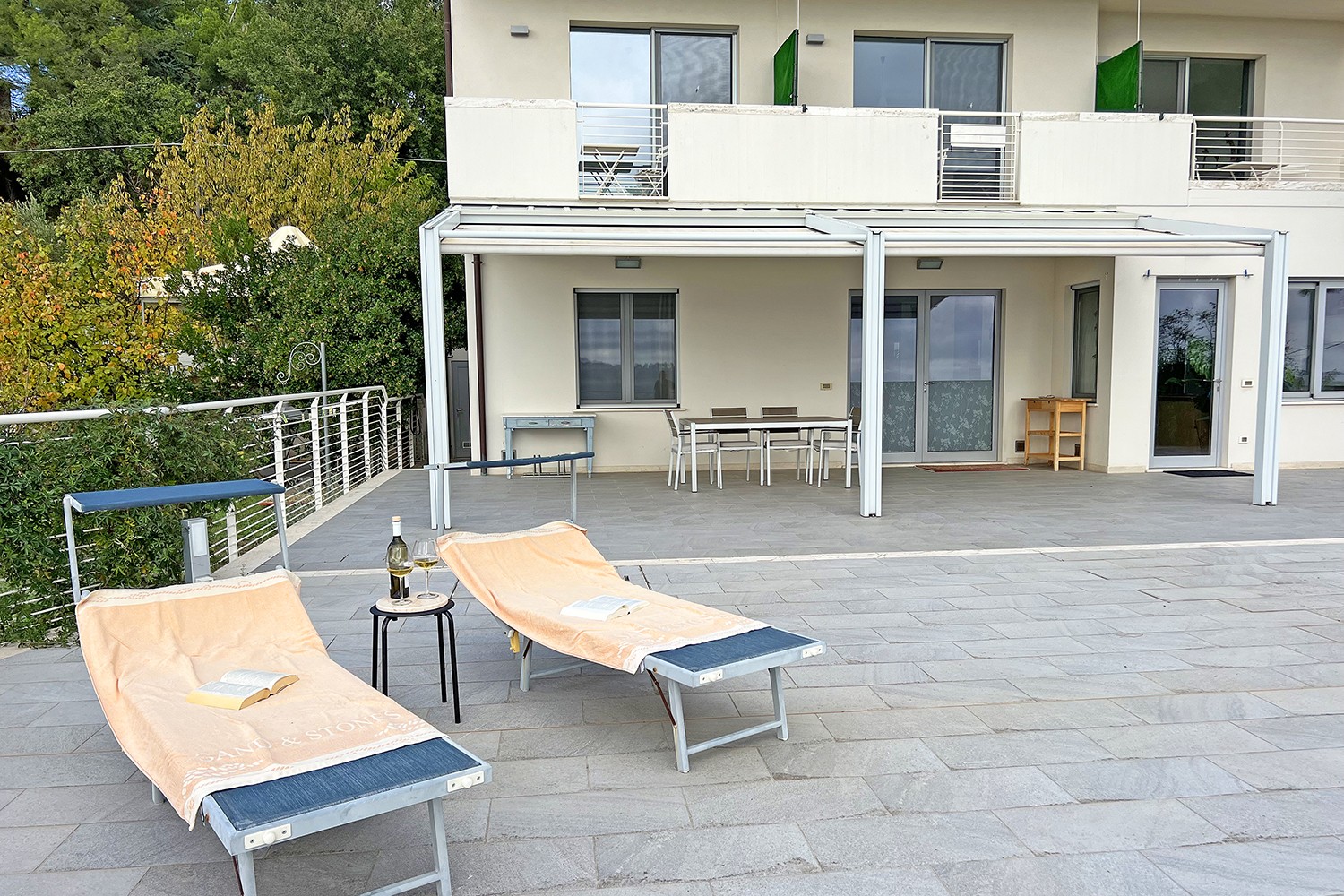 Moderne Ferienvilla mit 3 Apartments in Strandnähe