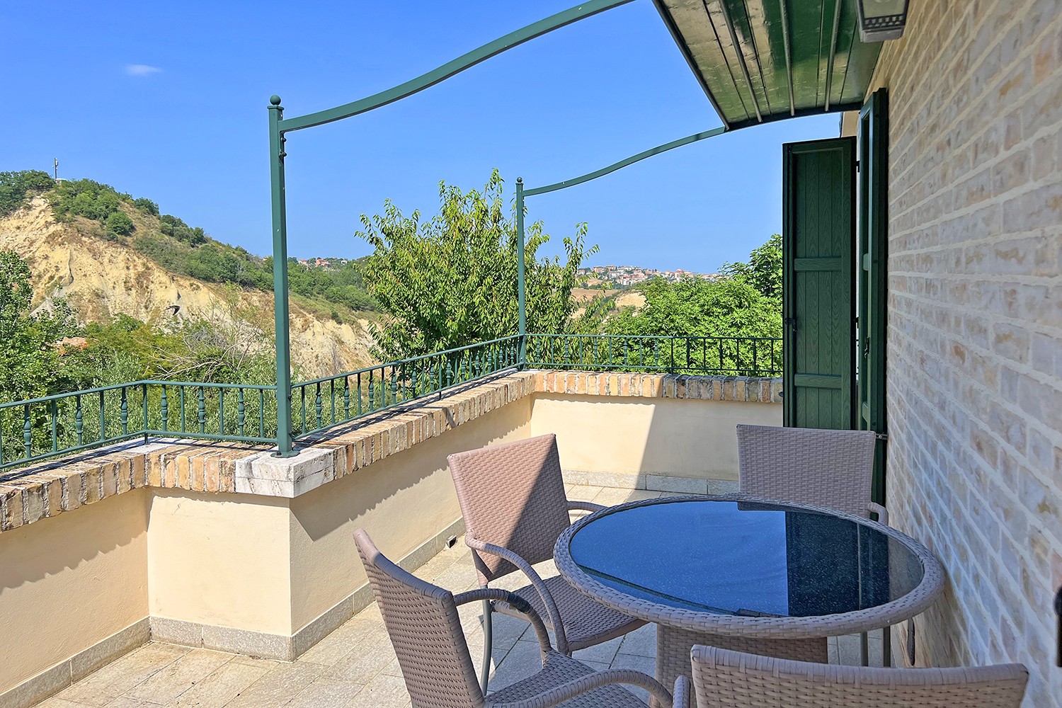 Brand-new countryhouse with 7 modernly furnished apartments and a cottage