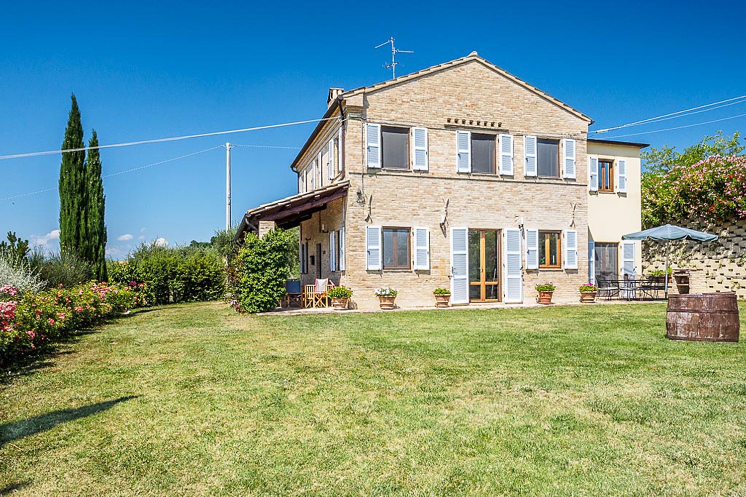 Authentic villa with infinity pool in Le Marche
