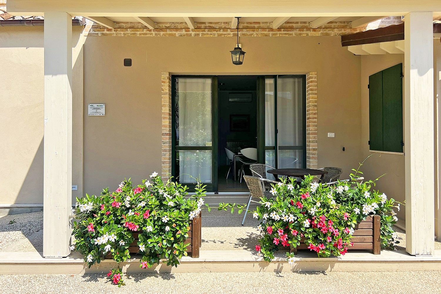 Brand-new countryhouse with 7 modernly furnished apartments and a cottage