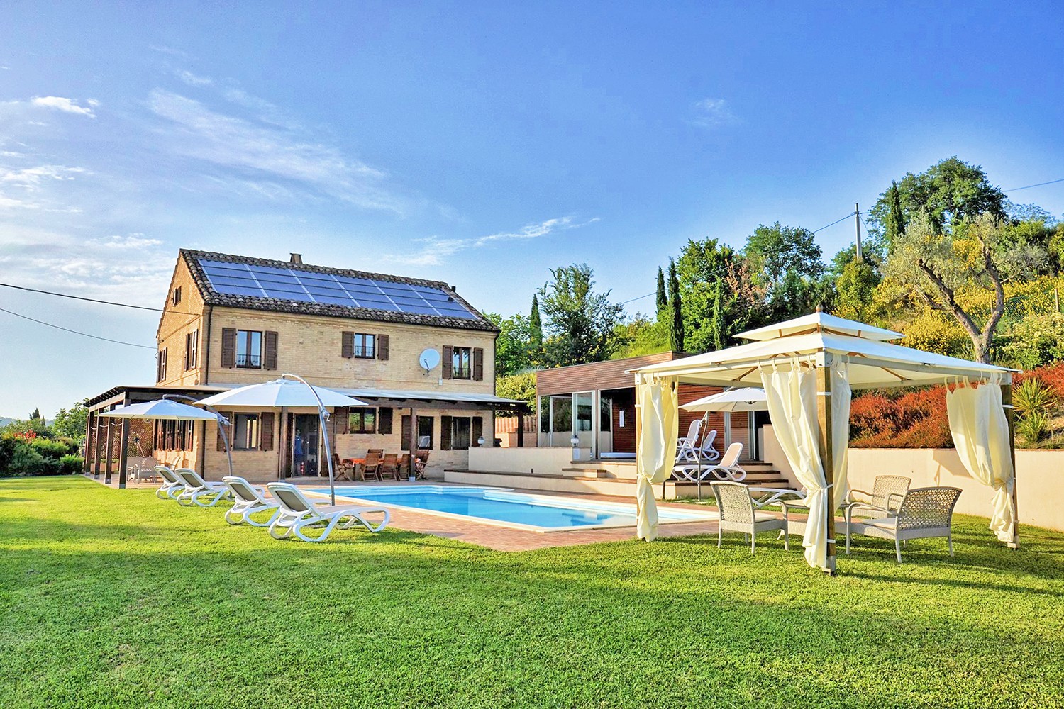 Luxury holiday villa with pool and outdoor jacuzzi